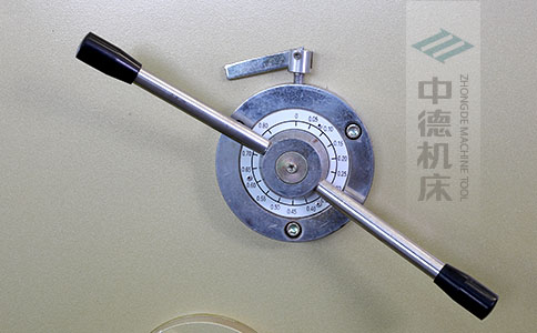 ZDS-450剪板機(jī)刀片間隙手動調(diào)節(jié)器，刻度清淅，調(diào)節(jié)省力又簡便.jpg