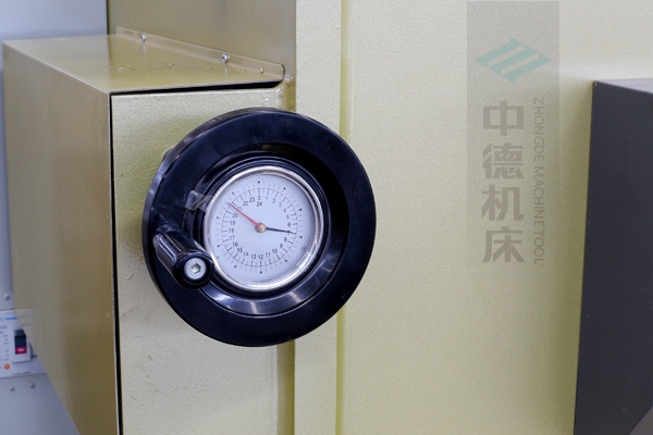 ZDG-832刀片間隙調節裝置，設置在機架前面，并有刻度顯示，調節方便.jpg